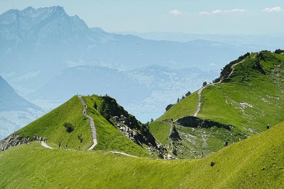   Stoos Ridge Hike - od samego początku widoki powalają na kolana… a przecież trochę schodów tam jest, więc jeszcze się kolanka przydadzą  😉 