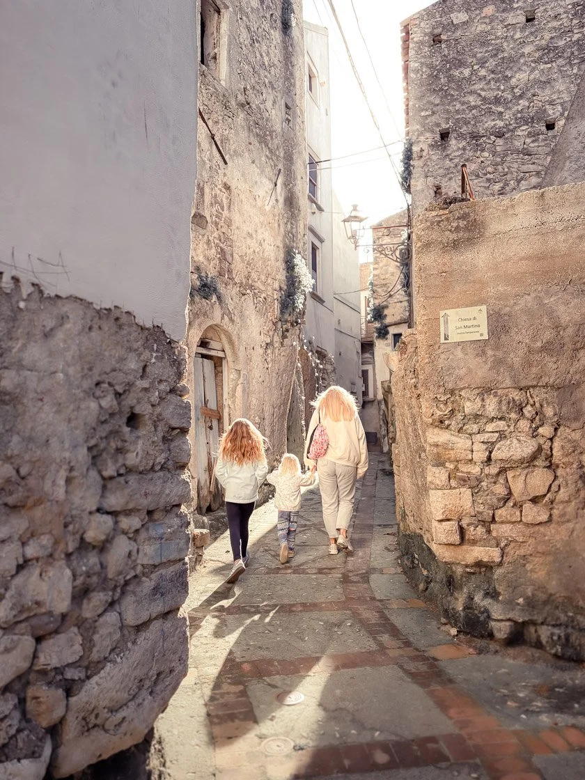   A stroll through the old streets — getting some fresh air in before diving into some delicious Italian food for dinner  😋 