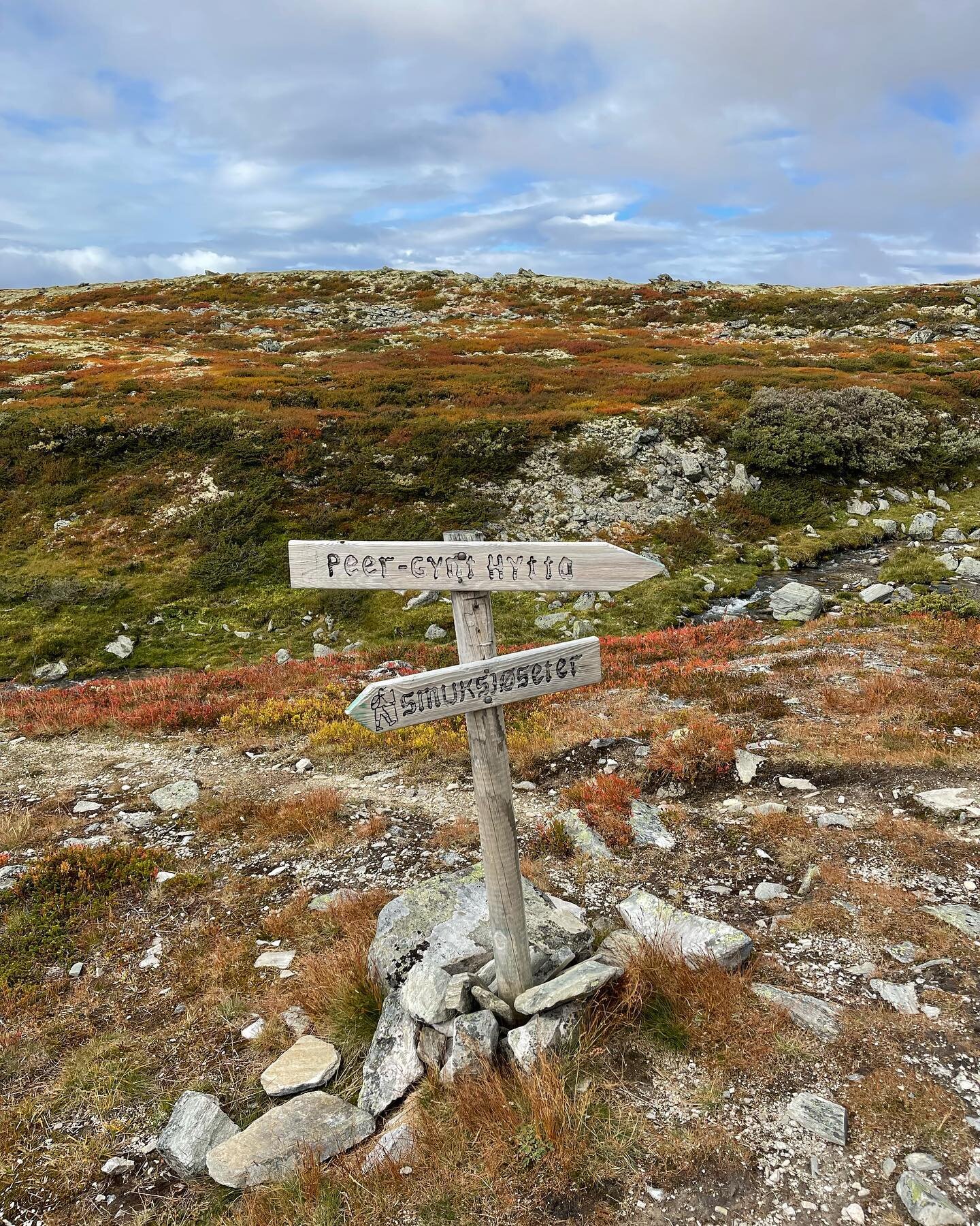 De h&oslash;yeste toppene har f&aring;tt et melisdryss og i morgentimene er det frost p&aring; bakken, men det er nok ingen grunn til &aring; finne frem de beste skiene riktig enda☺️🍁🍂🏔

#rondane #smuksj&oslash;seter #h&oslash;stifjellet #h&oslash