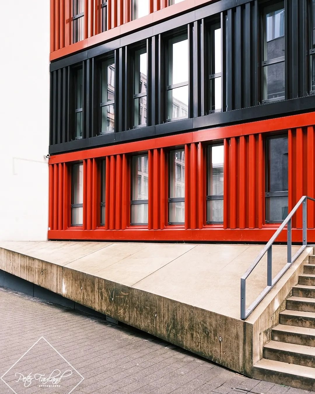 &quot;I try to shoot the scene as I would draw it - Or as I would like to see it in a film&quot;. It's all about lines and shapes and structures. Color as well :-)

Frankfurt. Cityscape 2024.

.

.

.

#fineartphotography #frankfurtammain #frankfurt&