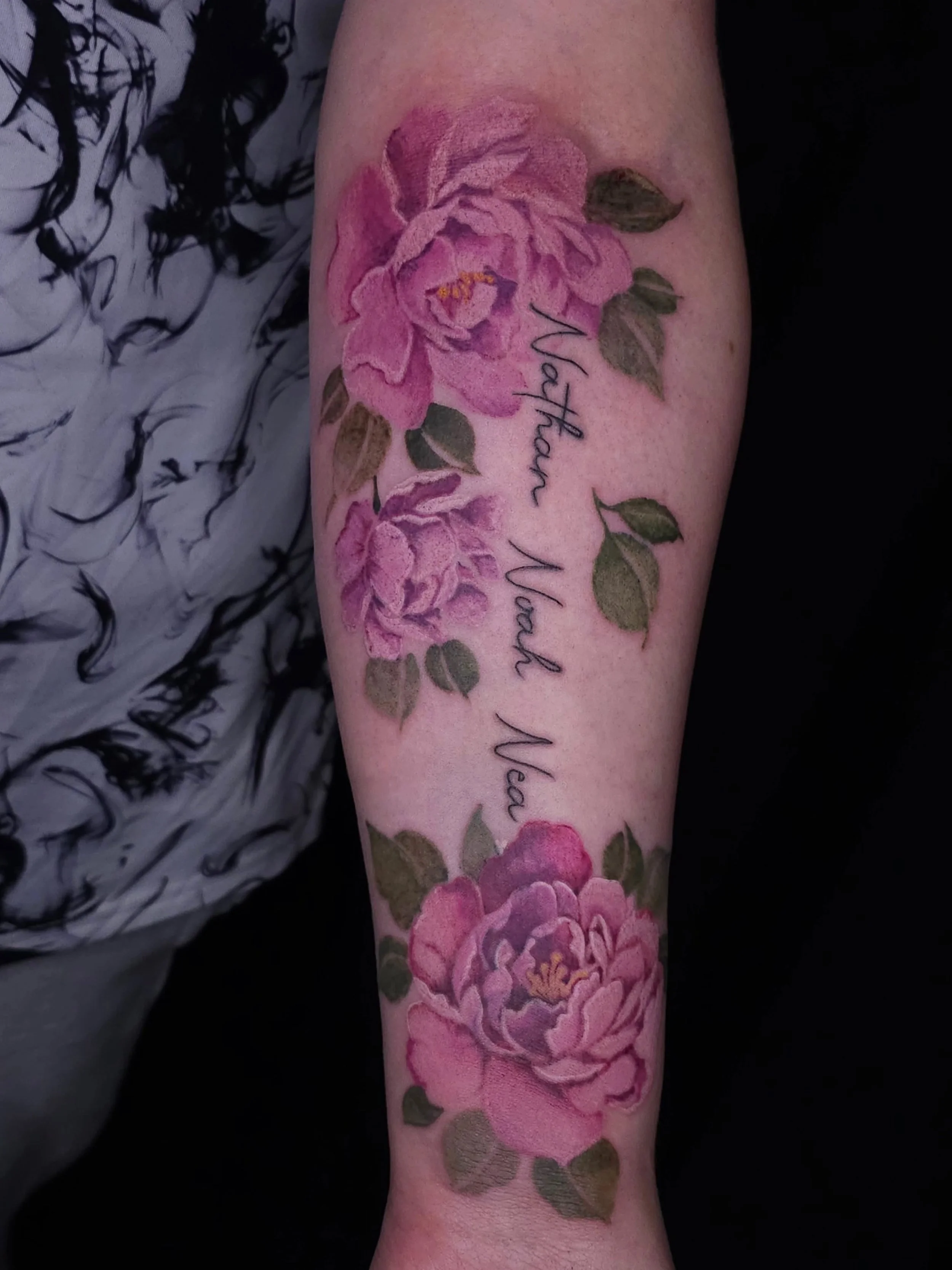 Painterly peony cover up. Swipe for before

Fill out the Form in my bio to book!
Booking for: JUNE &amp; JULY
Don't forget to tag me in your pictures so that I can share! Profile needs to be public for me to see!

Luna Ink Studio Mississauga
Walk-in 