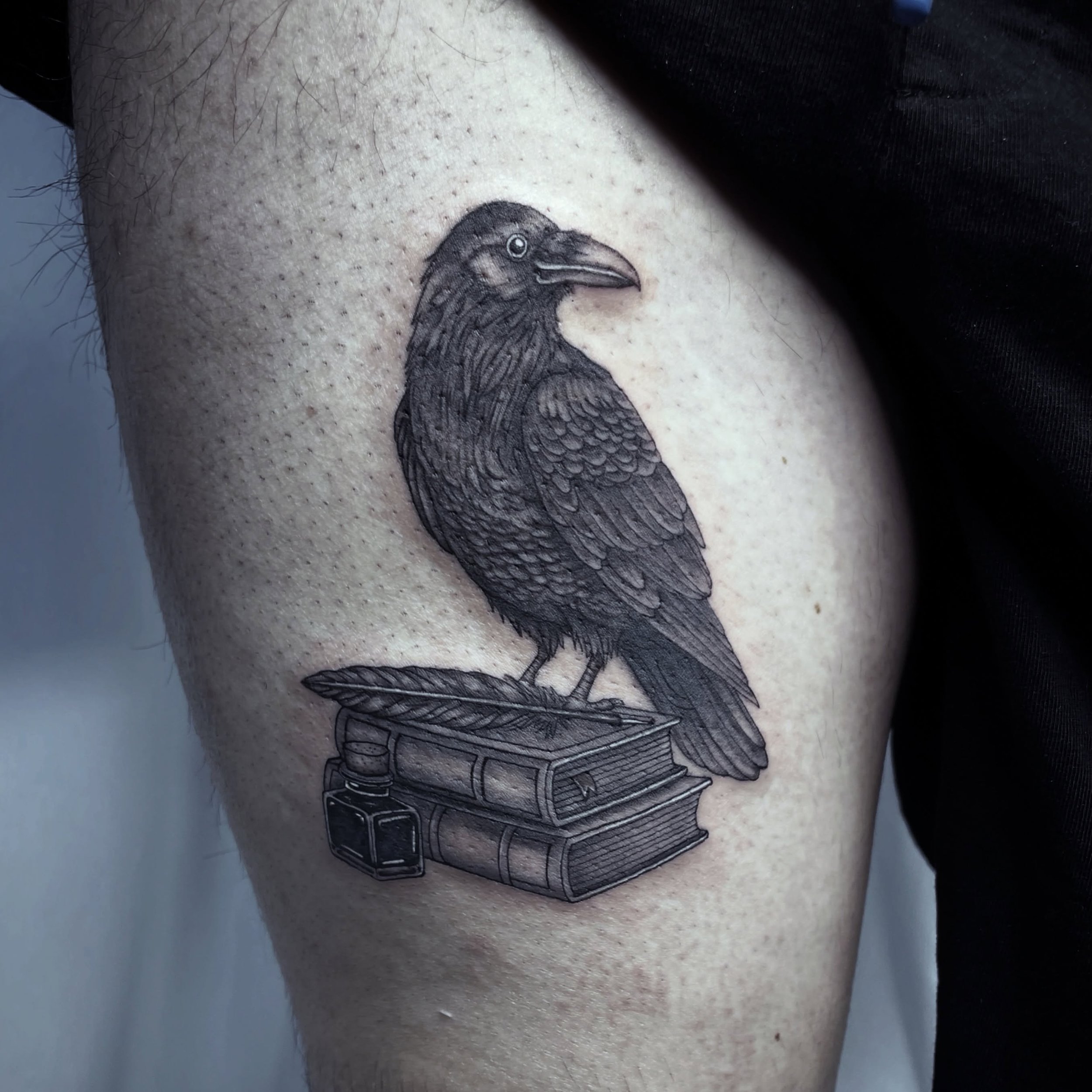 🐦&zwj;⬛📚🪶 
.
.
#tattoos #animals #crow #magic #blackandgreytattoo