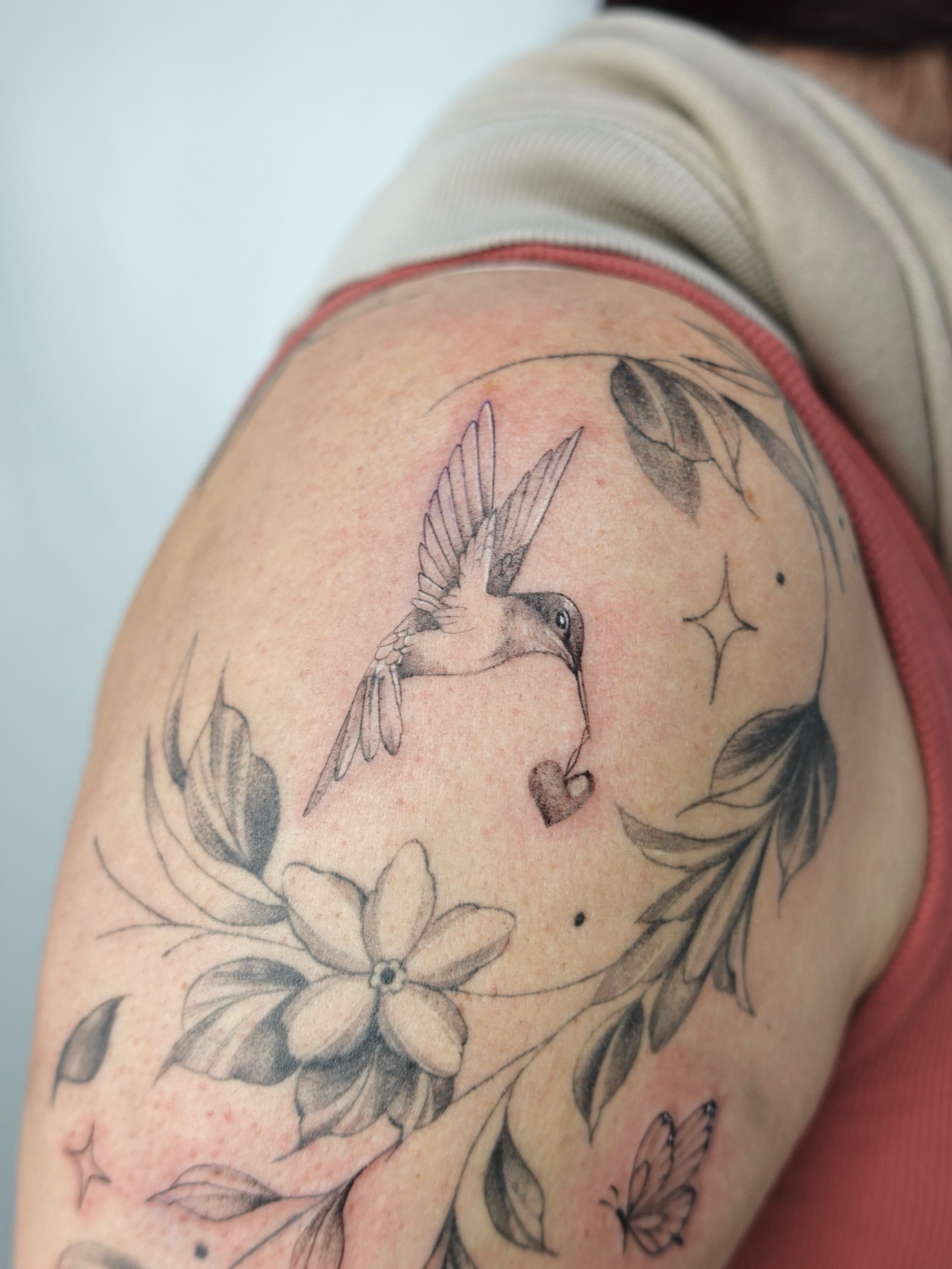 Little hummingbird with heart charm addition to Julie&rsquo;s upper sleeve. We finished the outer arm, can&rsquo;t wait to add more whimsy to your sleeve!
.
Now booking for June-July. Fill out my form link in bio to book.
.
#FinelinetattooartistMissi