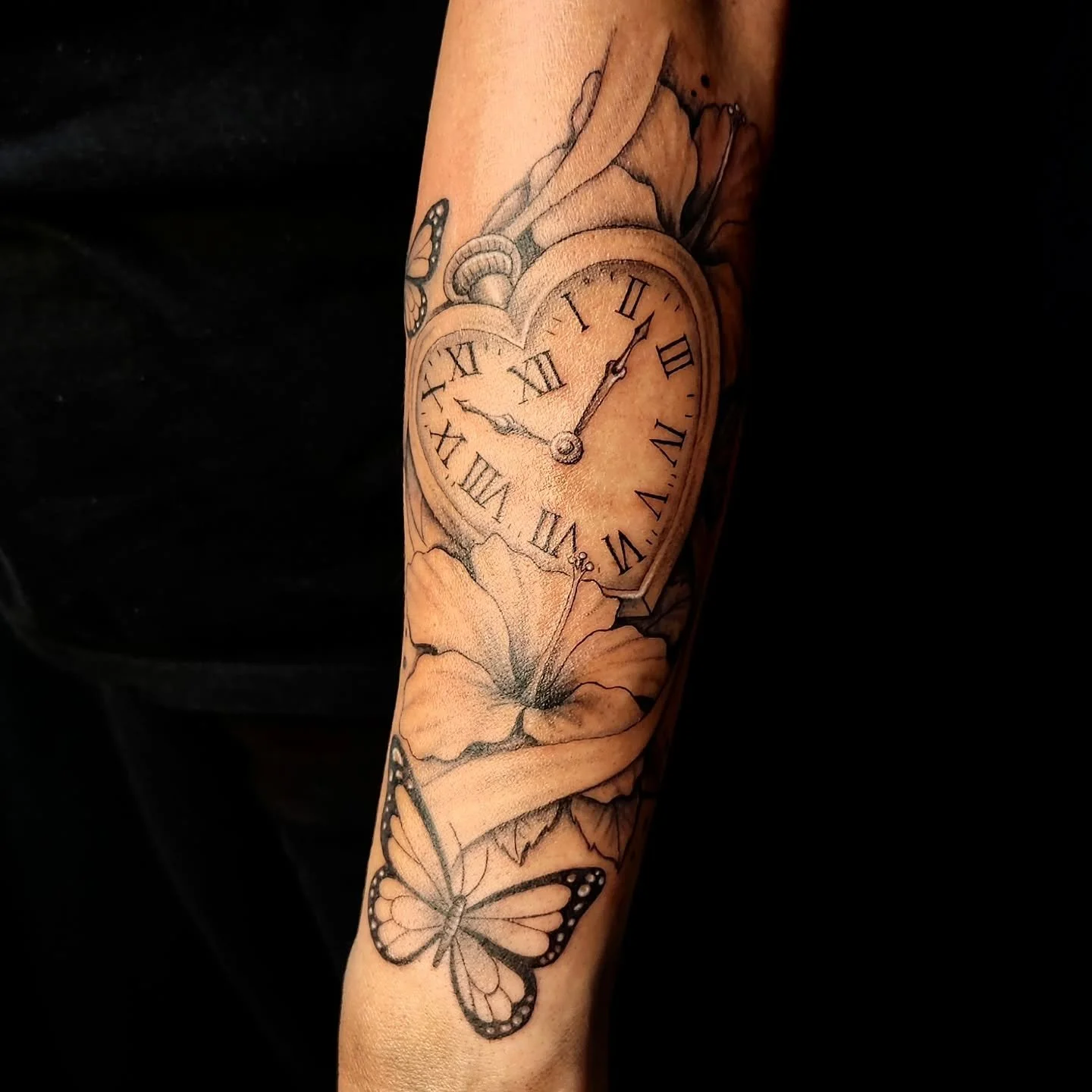 Clock and Hibiscus design for my client @arvan9424 🌺 
#explore #tattoo #mississaugatattoos #blackandgreytattoo