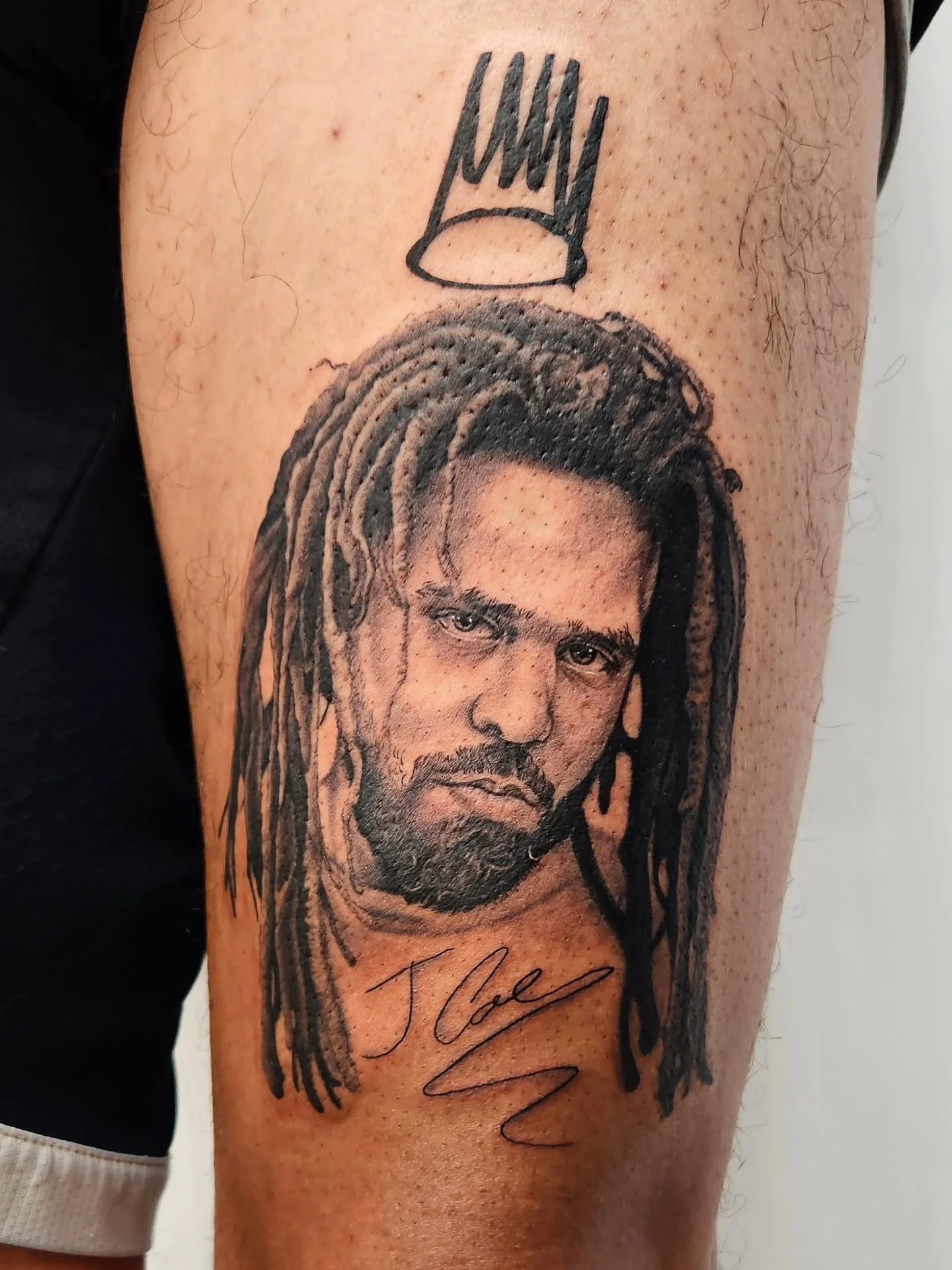 A true privilege and honour to tattoo a portrait of my favourite artist ever 

#tattoo #mississaugatattoo #jcole #goat #blackandgreytattoo
