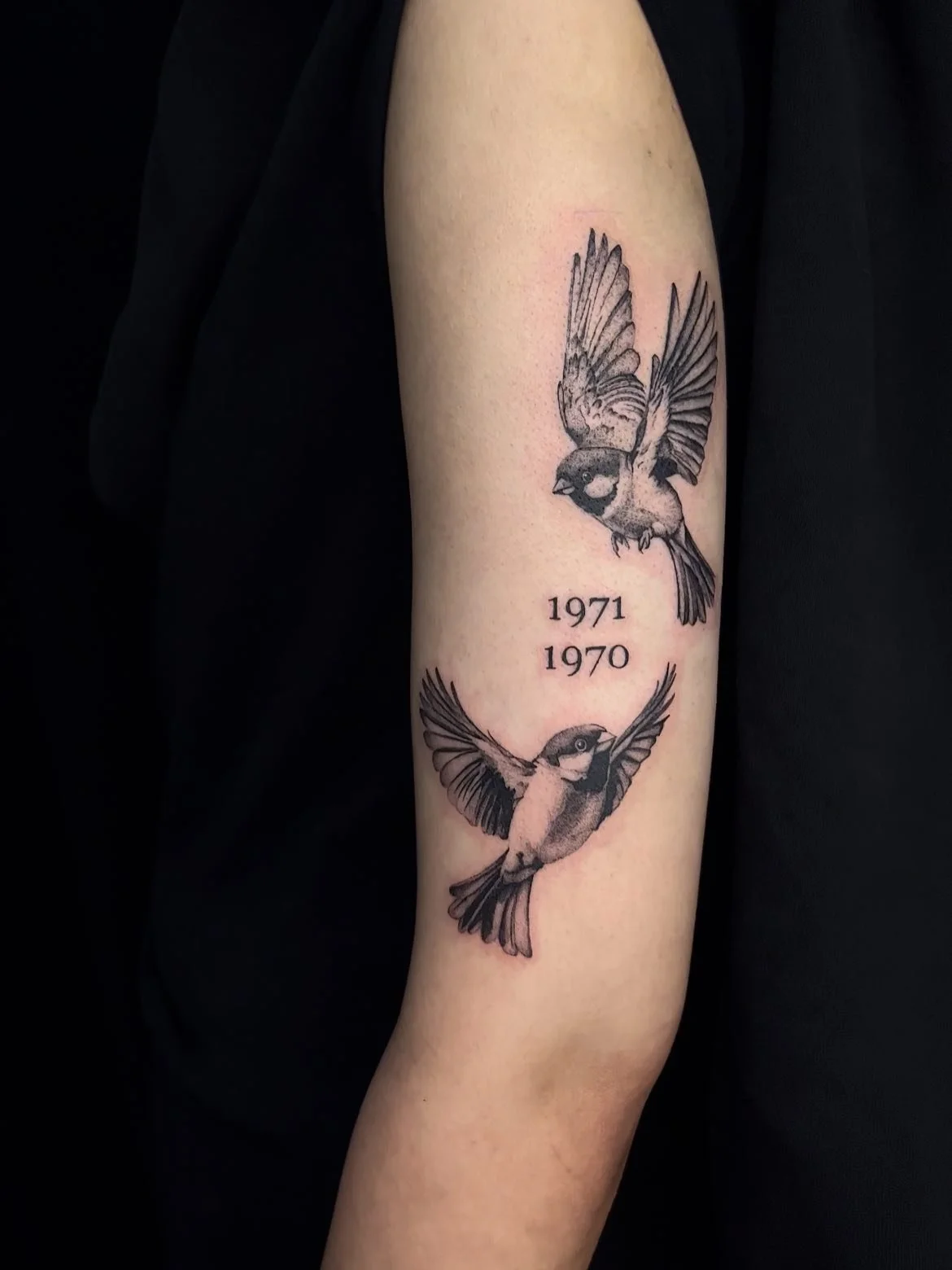 Black and grey realism tattoo of two birds with her parents birth years 

I loved doing this one and would love to do more bird tattoos of any kind! 

Dm or fill out my jotform to book your next tattoo! 

Your idea or mine! ❤️&zwj;🔥
