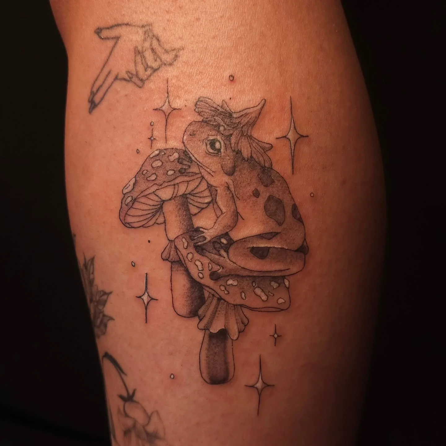 Cute little frog sitting on a mushroom 🍄 😍 

#lunainkmississauga #mississaugatattooartists #cutetattoo #mississaugatattoostudio #femaletattooartist
