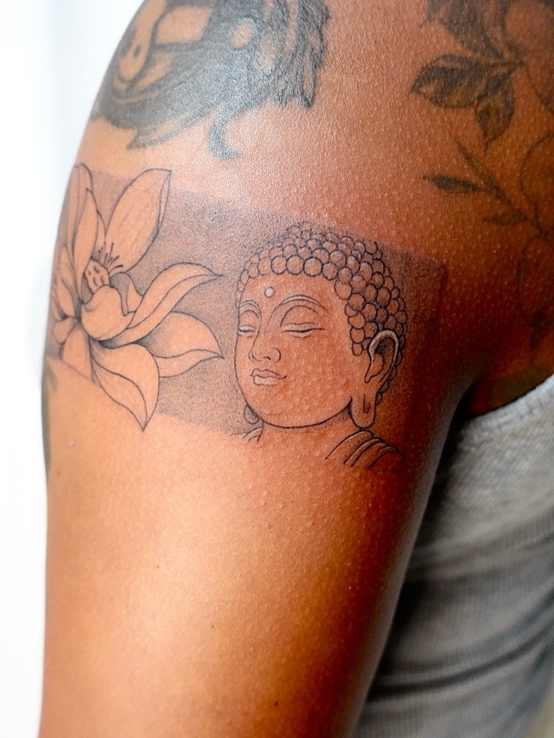 I&rsquo;ve been blessed with so many great tattoos!! 
This one is for Shar. She gave me full creative freedom with a framed Buddha portrait and a lotus. I loved how everything turned out! Lightly shaded background makes everything pops so much more.
