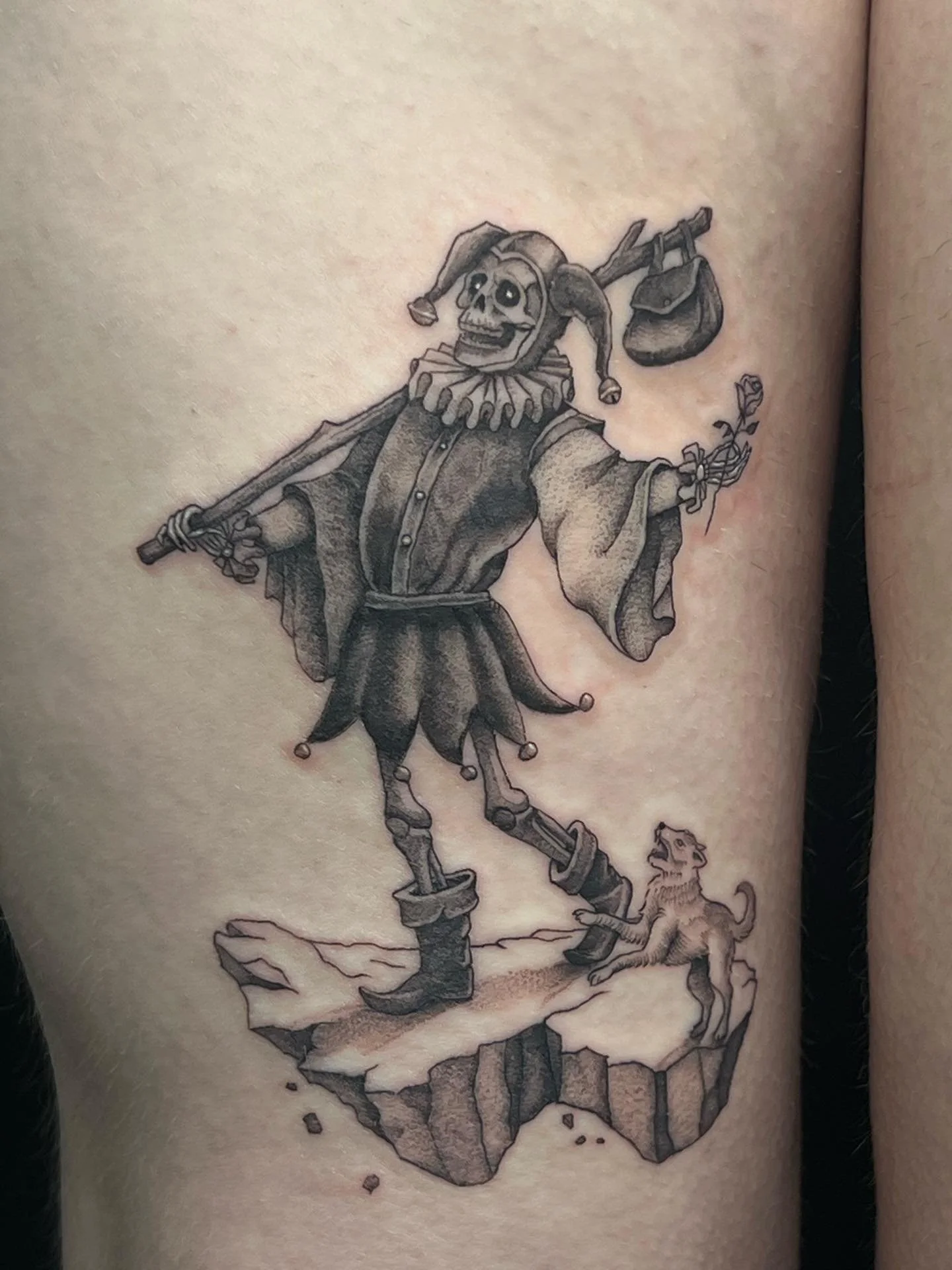 &lsquo;The FOOL&rsquo; 

Tarot card inspired tattoo in black and grey 

Thank you for giving me the creative freedom for this one! Not an easy spot to get tatted😆

Currently booking for August and September! 
Dm me or fill out the jotform in my bio 