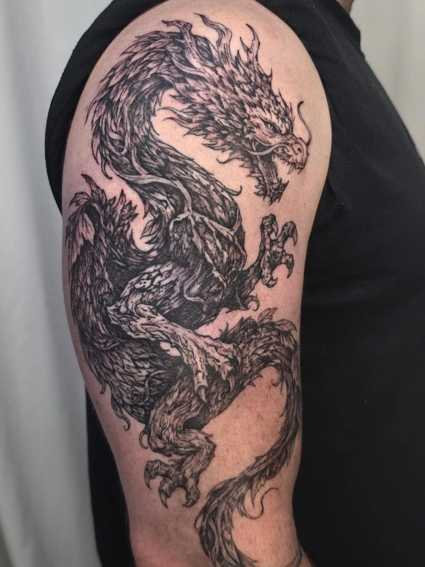 A dragon with roots that run deep. 🌿🐉
This piece was created to represent the 1988 Wood Dragon in the Chinese zodiac, incorporating the natural elements of wood, leaves, branches, and roots throughout the dragon itself.
I really loved the idea of m