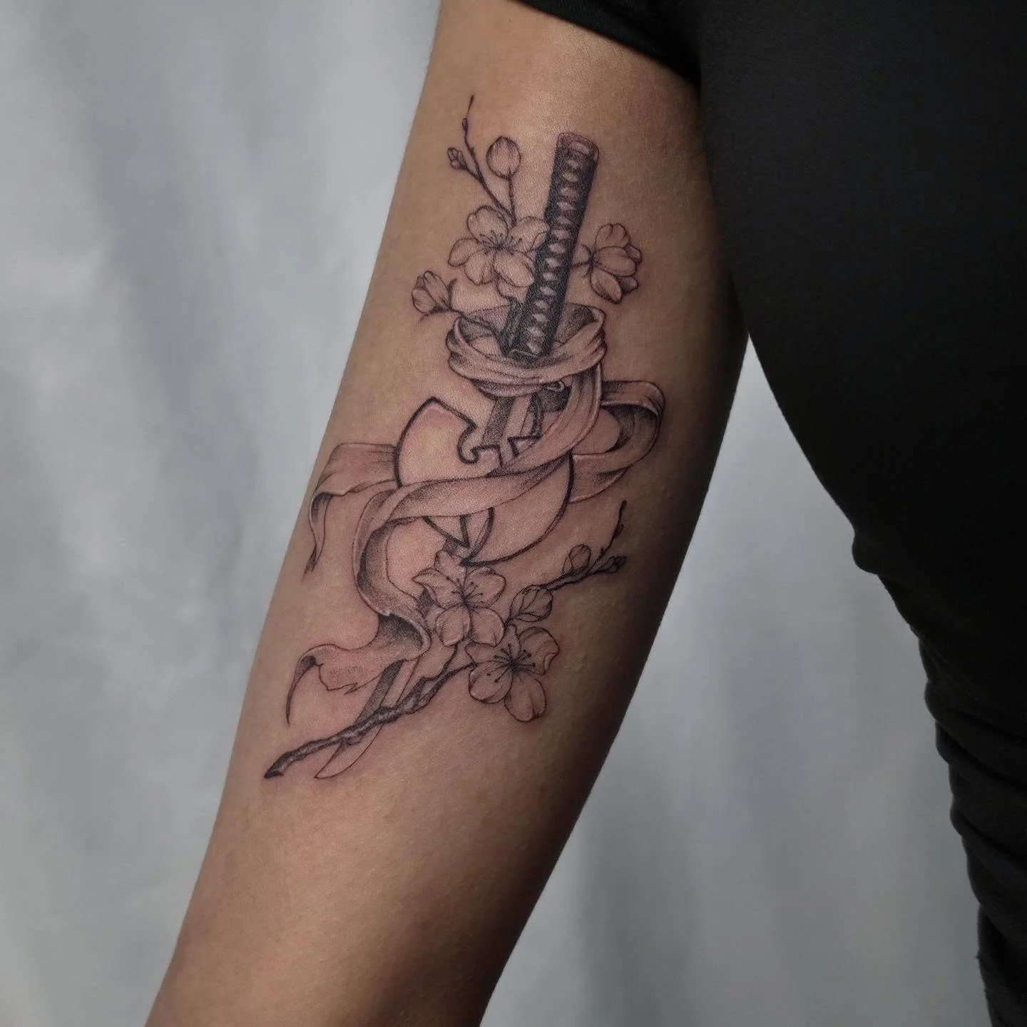 Steel, loyalty, and a little bit of chaos. ⚔️🌸
A piece inspired by Attack on Titan, bringing together Mikasa and Eren through the katana and scarf, with the Wu-Tang symbol woven into the design and cherry blossoms tying everything together.
A mix of