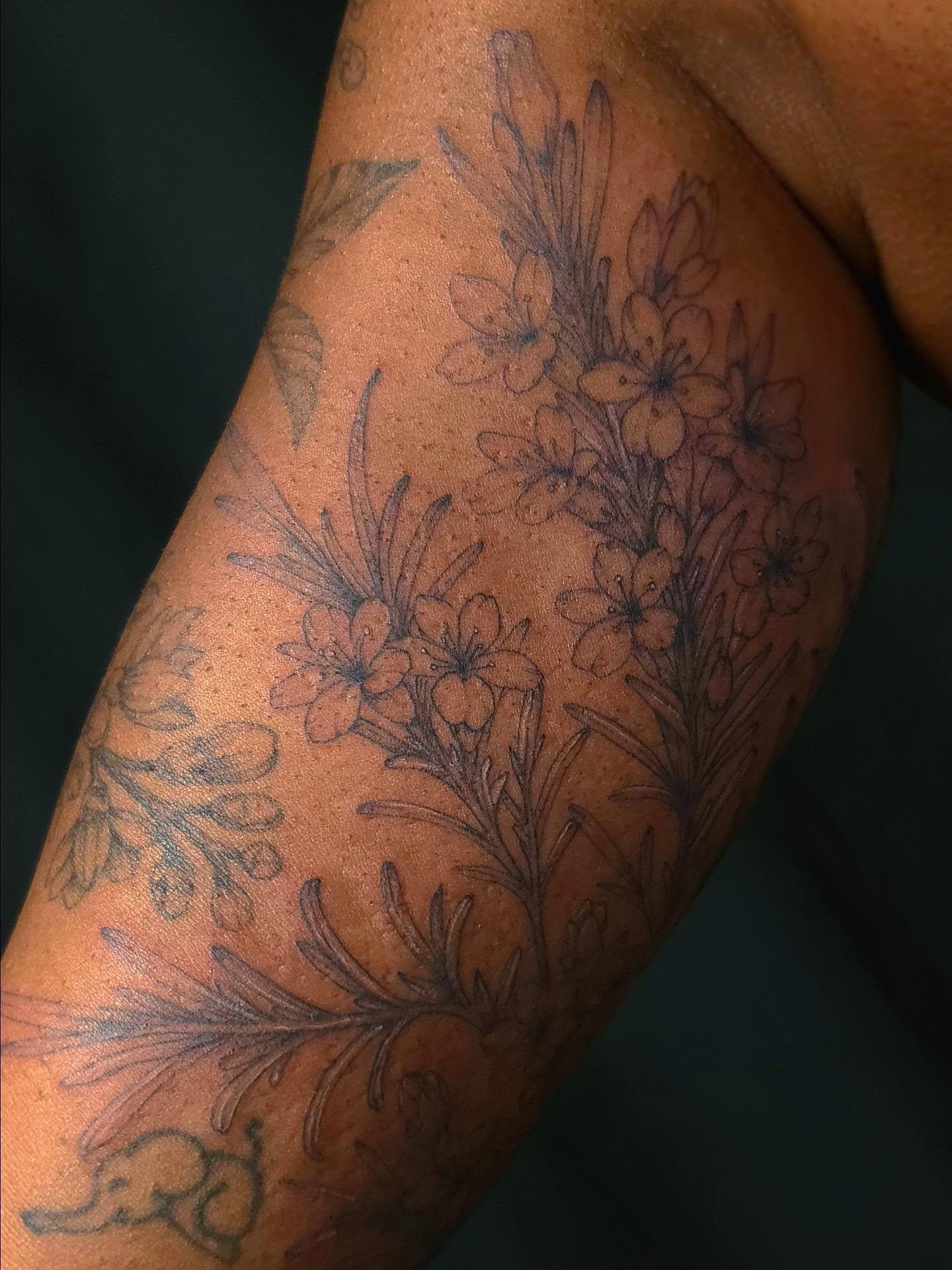 There&rsquo;s something timeless about botanical tattoos.
This rosemary sprig was designed with delicate blossoms and soft, flowing details to create a piece that feels natural, elegant, and full of life. I love tattoos that complement the body's sha