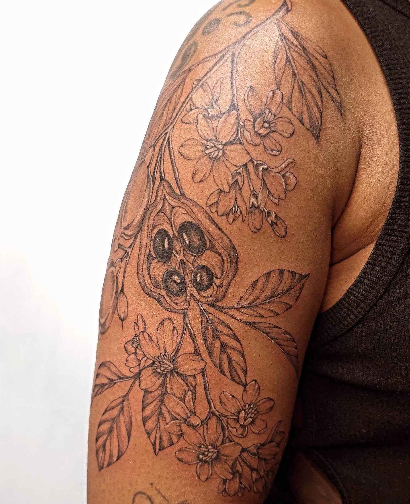 Florals will never go out of style &mdash; especially when we can make them completely yours. 🌿🌸
This ackee fruit branch piece blends flowers, leaves, and the ackee fruit into a flowing composition that follows the natural shape of the arm.

I real