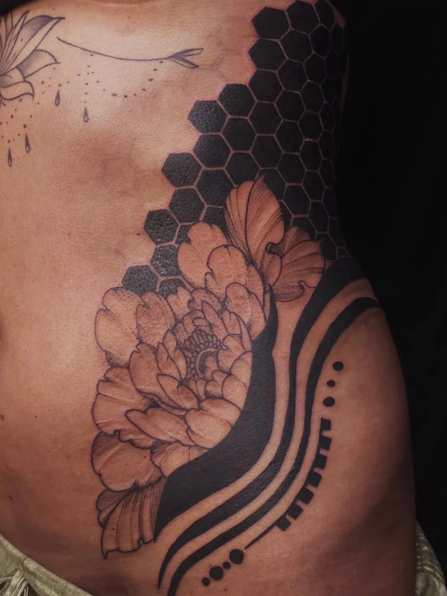 I love when organic and geometric elements come together. 🌸〰️

The softness of the flowers against the structured geometric shapes creates such a cool contrast in this custom side tattoo.

This is why I love designing custom tattoos instead of forci