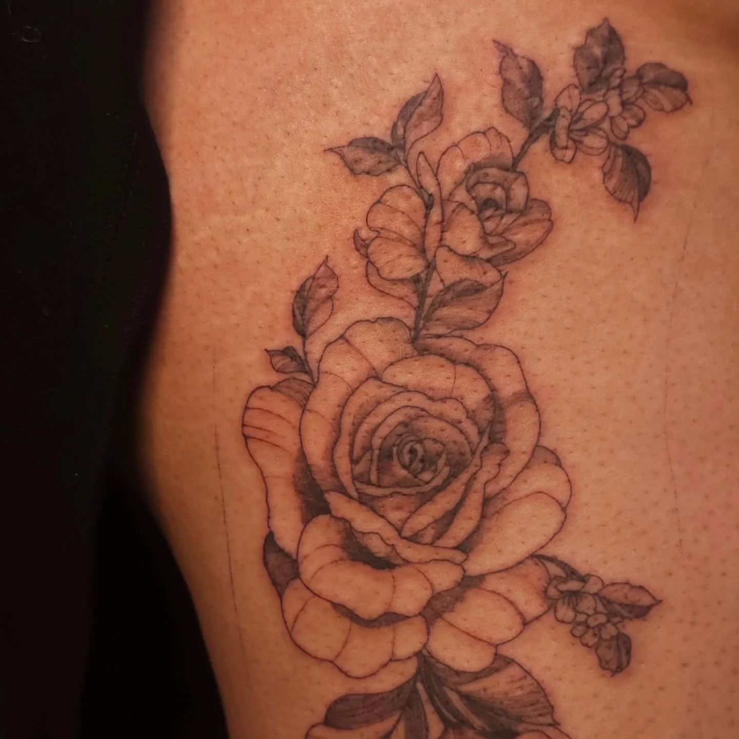 Some roses for a rose 🌹 

#lunainkmississauga #mississaugatattooartists #cutetattoo #mississaugatattoostudio #femaletattooartist