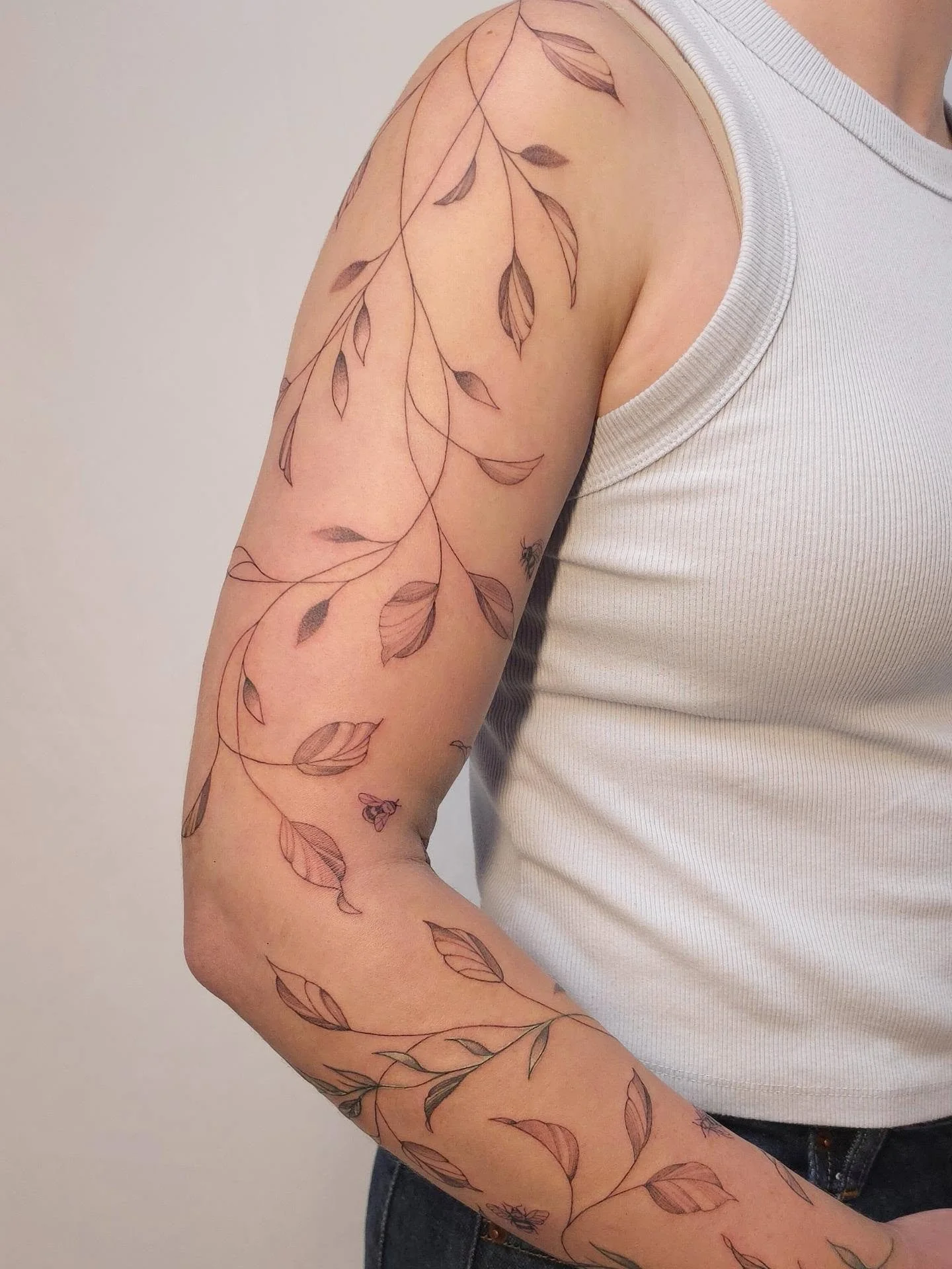 A whole arm of delicate vines and tinny bees. 🌿🤍 I loved creating this flowing botanical piece, wrapping fine line branches and leaves naturally around the arm for a soft, airy look. Simple details, lots of movement, and a design that changes as th