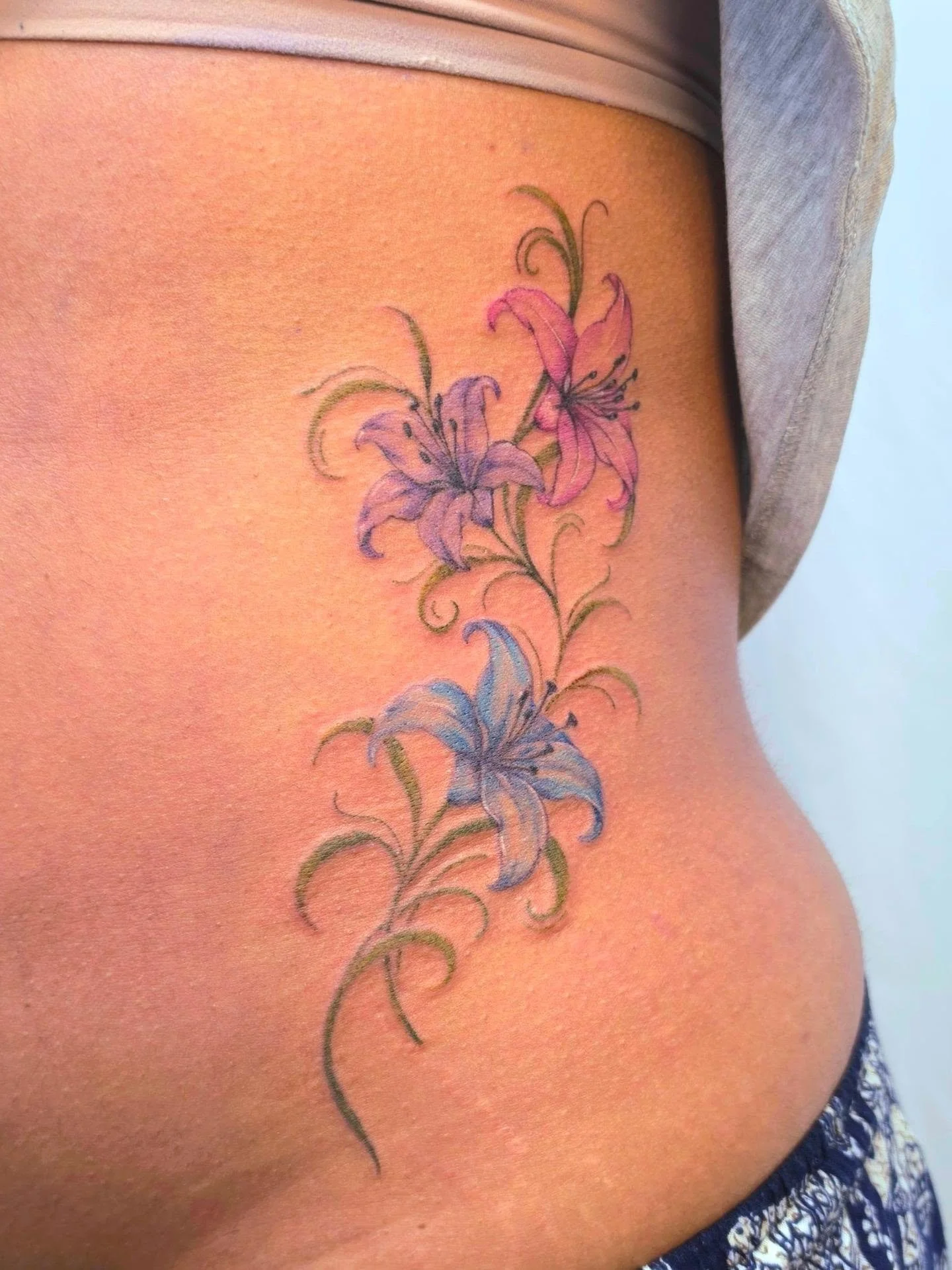 A little colour moment 🌸 Three delicate lilies in pink, purple and blue, connected with soft green stems and whimsical flowing details.

Fill out the Form in my bio to book!
Booking for: OCTOBER - DECEMBER 
Don't forget to tag me in your pictures so