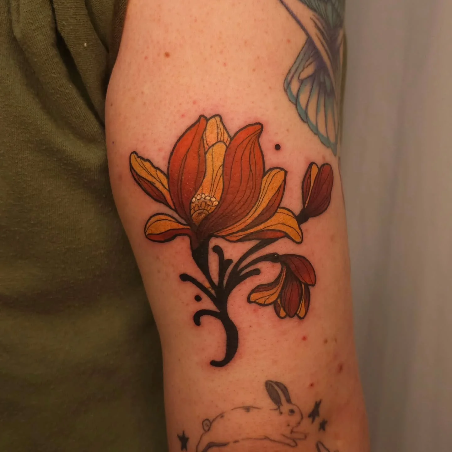 Neo trad magnolia flash done. 🌷🪻🪻🪷🪻🪷 amazing person. 

#lunainkmississauga #mississaugatattooartists #neotraditional #mississaugatattoostudio #femaletattooartist