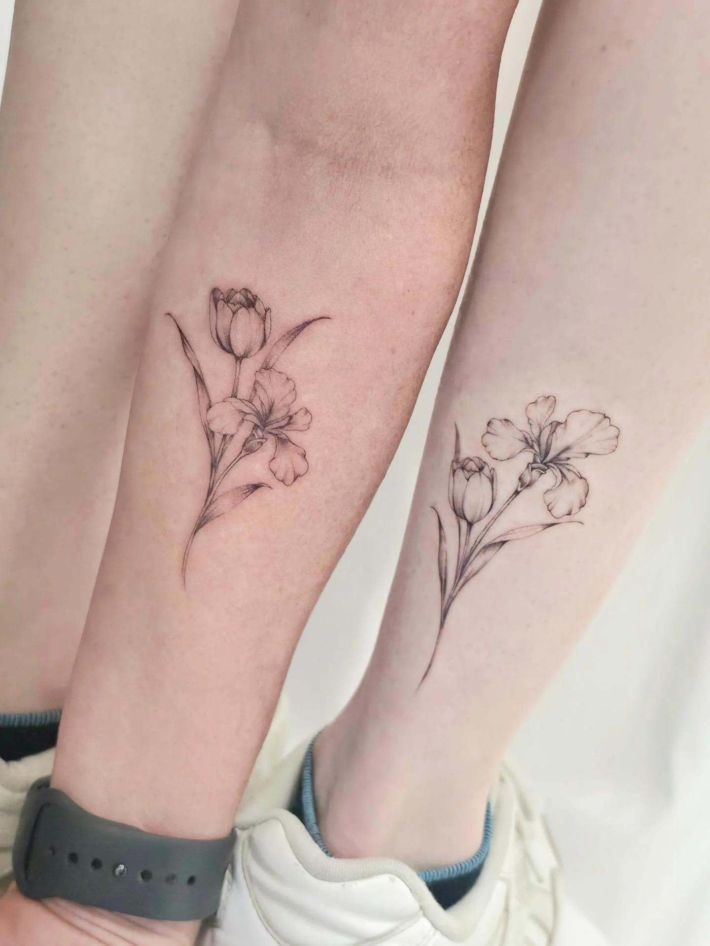 Same little floral story, two different arrangements. 🤍 Delicate linework, soft shading and subtle changes in the composition to make each one its own.

Fill out the Form in my bio to book!
Booking for: OCTOBER - DECEMBER 
Don't forget to tag me in 
