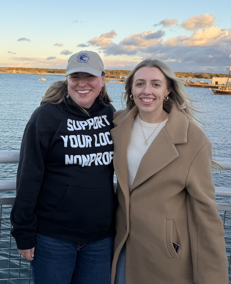 Rebecca Kern (izquierda) y Brittany Foster (derecha) junto al agua.