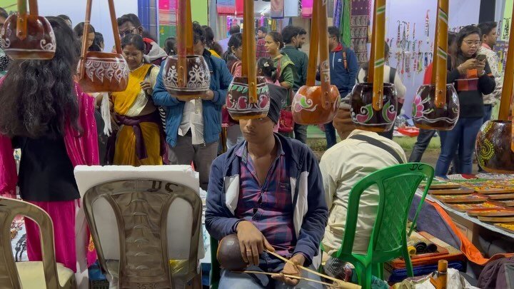 The Hastashilpa mela, Kolkata. What a fabulous event, with some 5000 artists and artisans from Bengal, gathered in one place. The variety of handicrafts was mind-boggling. The crafts - wood carving, leather work, basket weaving, dokra work, terracott