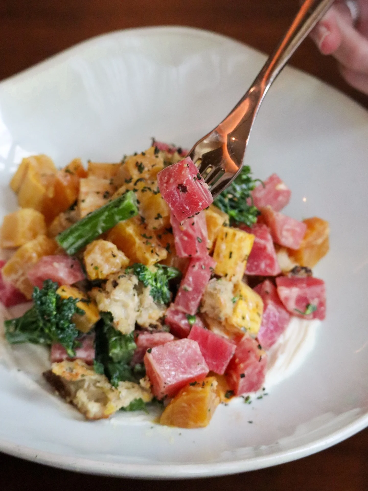 Weekday lunch at Yolan brings Italian comfort to the heart of downtown. From the savory richness of Zuppa di Cipolle to the crisp brightness of our Winter Harvest Panzanella, each dish is crafted to satisfy with ease and elegance.
&nbsp;
Choose heart