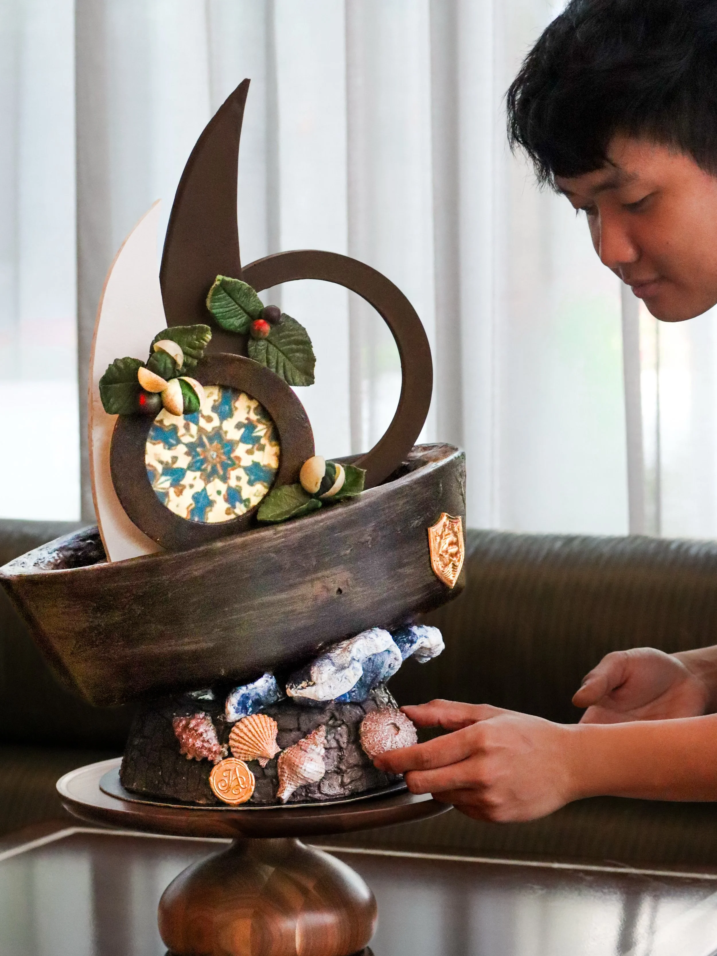 Pastry Chef Janrich Amaro&rsquo;s latest showpiece brings Sicilia&rsquo;s Baroque architecture, volcanic terrain, and Mediterranean coastline into a single composition. Sculpted sails and waves recall the island&rsquo;s maritime history, while seashe