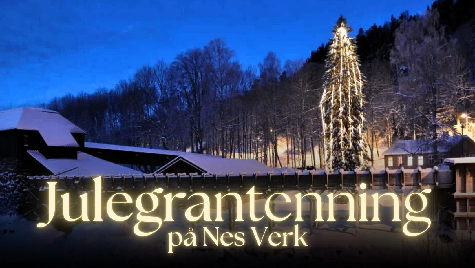 Bildet viser Snekkerboden og Masovnen på Nes Verk til venstre i bildet. Til høyre ser man det stor granttre som er høyrere enn masovnen som har julelys som skinner i nattemørket. I forgrunnen kan man se vannranna.