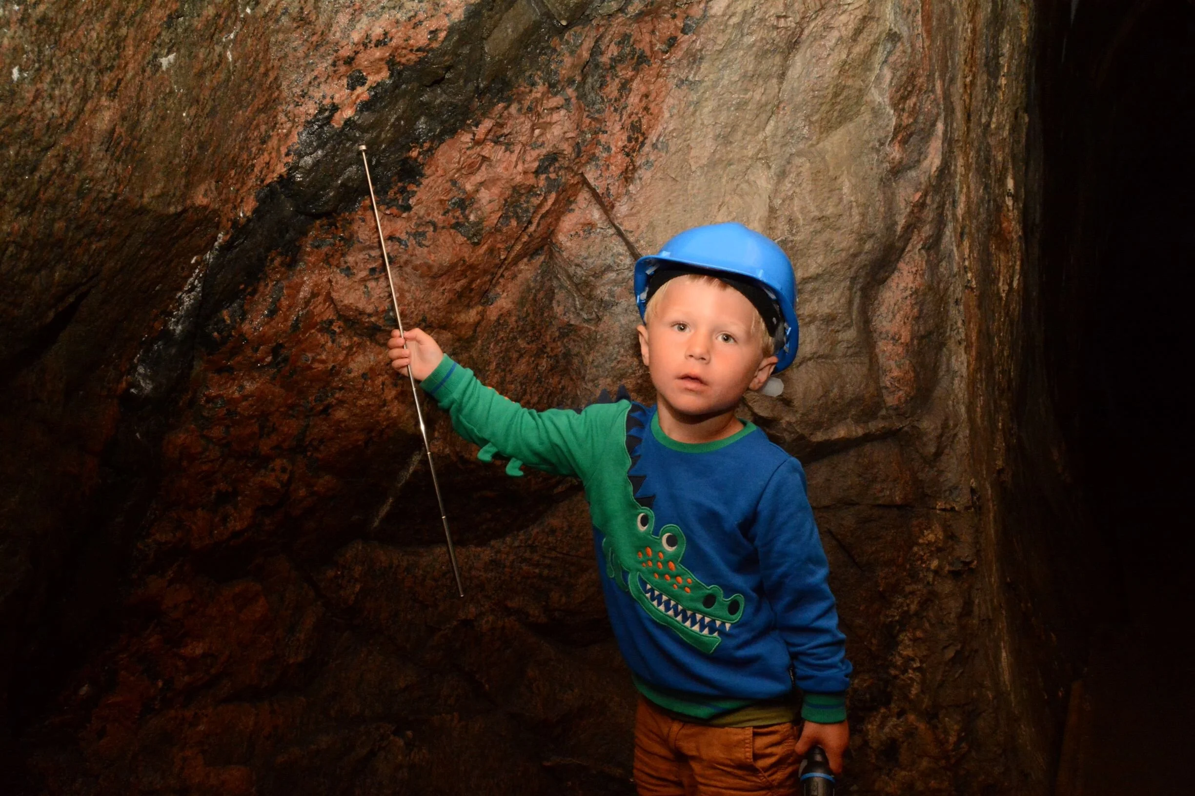 Med magneten finner vi jernmalmen i fjellet. Foto: Styrkar Braathen.