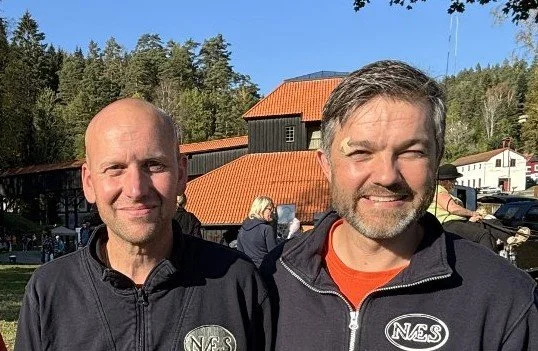 bildet av to ansatte ved museet