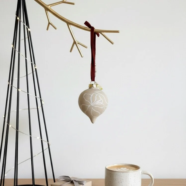 While I&rsquo;m loving bringing some COLOR into my ornament collection this year&mdash; I keep coming back to this soft beaut. 🥹
.
.
.
Available 11.14.25 &mdash; email list gets an hour of early access. If you want one, I HIGHLY suggest joining. Lin