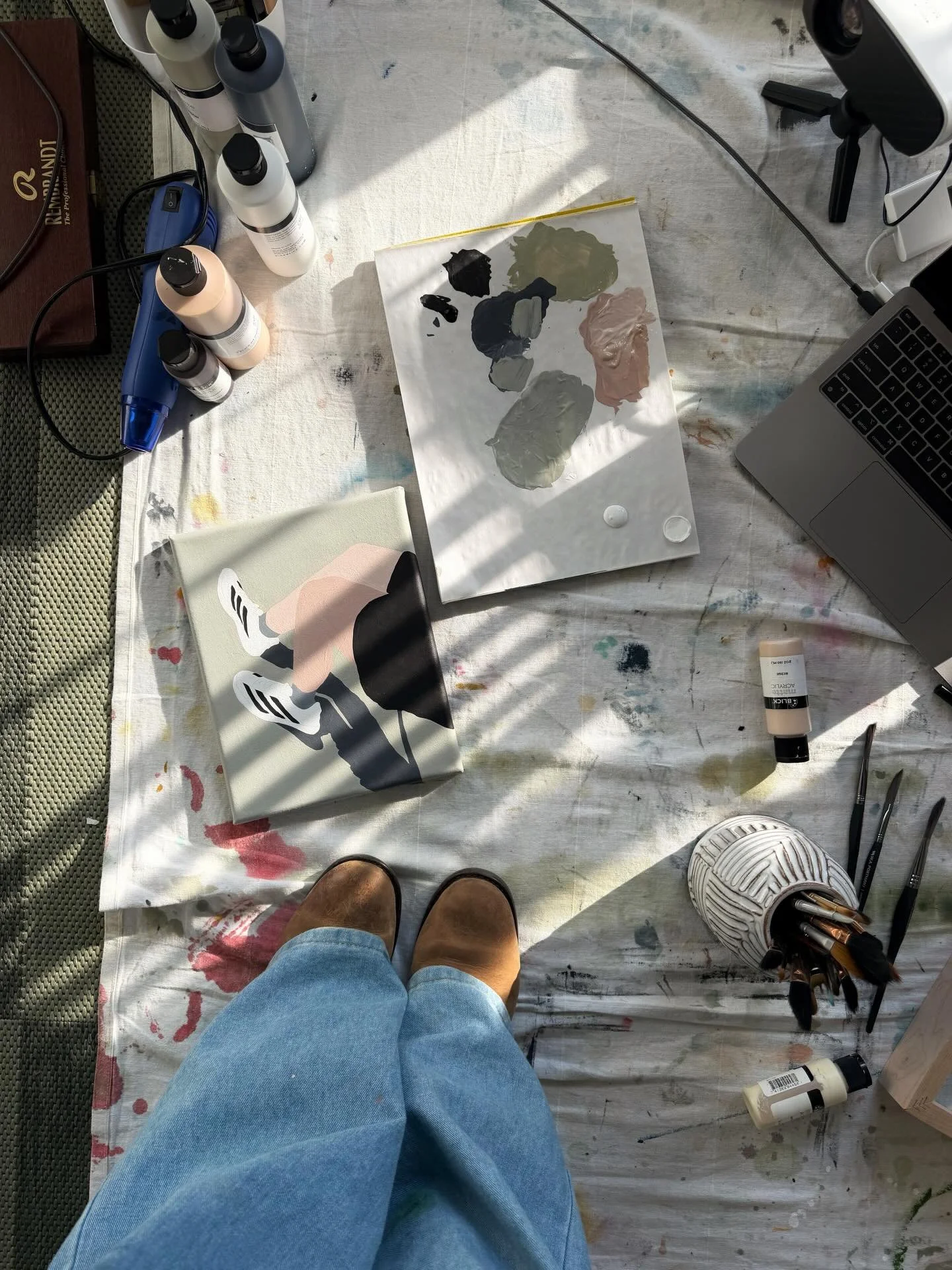 First commission of 2026 complete! After I posted some fun digital studies commemorating my marathon+training, I KNEW some runners out there would get excited. I was thrilled when one of my collectors asked me to paint one as an anniversary gift for 