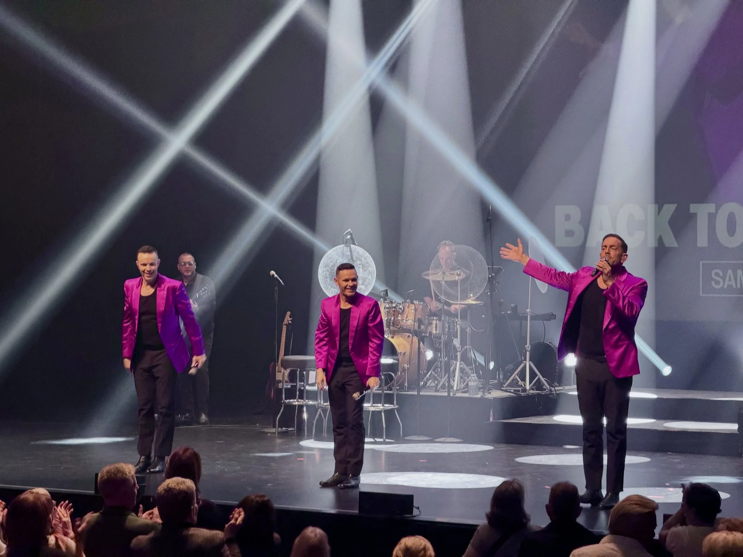🎙️Vegas! Catch us going Back to the Sound of Motown in the awesome @southpointlv showroom next weekend 🫶🏻
June 12, 13 &amp; 14 at 7pm
Tickets available at South Point Box Office or link in bio 🎫

#vegasentertainment #southpointcasino #motiwn #liv