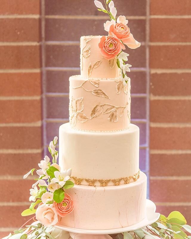 Sweet love 💕 This elegant cake features florals, intricate marble details, and even GLITTER. What does your dream wedding cake look like? 👇🏼
