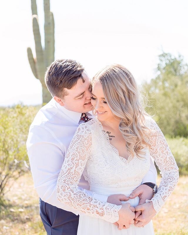 This gorgeous desert wedding is giving us ALL the summer feels.🌵💕