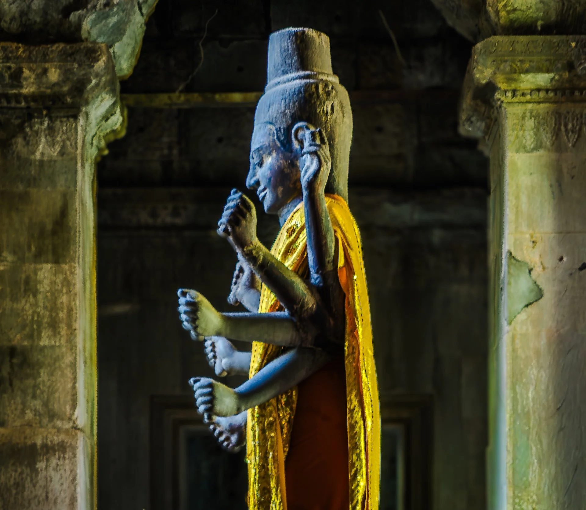 Statue of the god with multiple hands