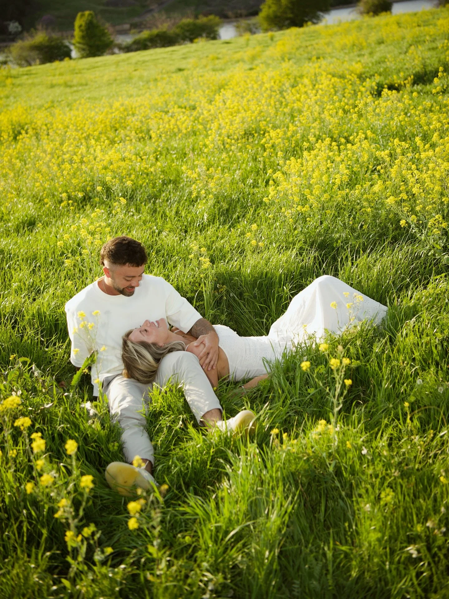 Interrupting your Tuesday scroll because these deserve your full attention &mdash; like&hellip;are you kidding?! Absolutely unreal engagement session vibes✨!! This is just 1 of 4 post, so buckle up 🫢😏!! Tried some new lighting and we are obsessed ?