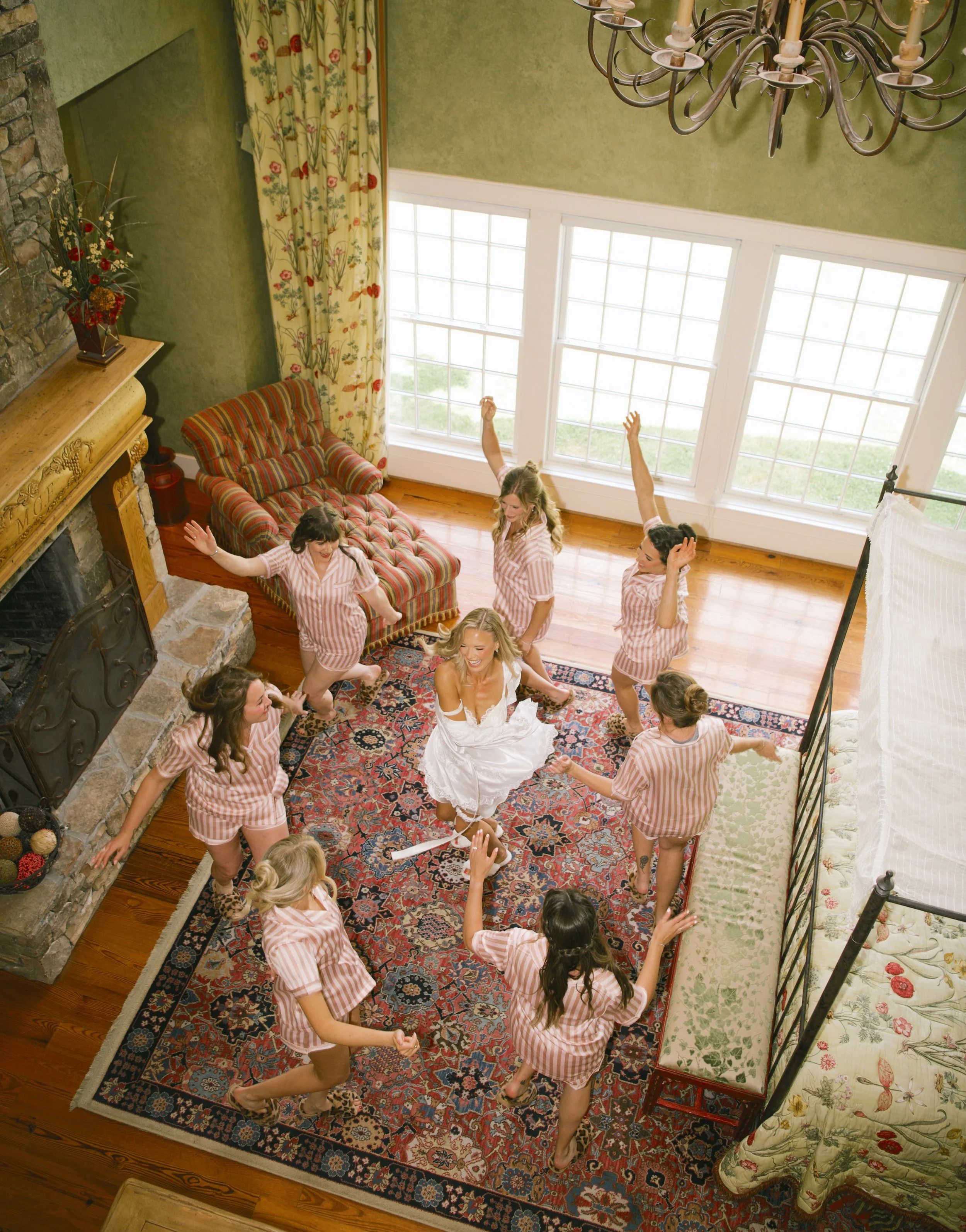 On your wedding day, take a moment to slow down, turn up the music, dance with your girls, and soak it all in! The timeline will keep moving, but these moments of laughter, excitement, and celebration before it all begins are ones you&rsquo;ll never 