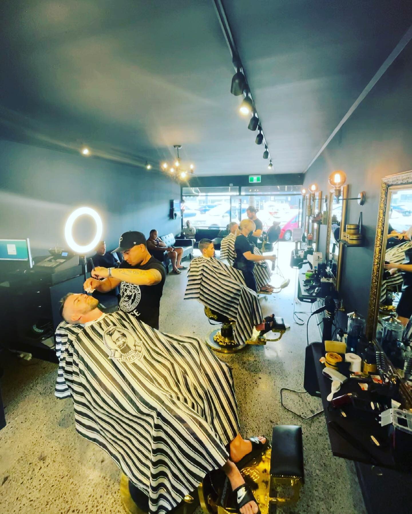 About this morning! Closing today 6pm!

#saturday
#barber
#barbershop