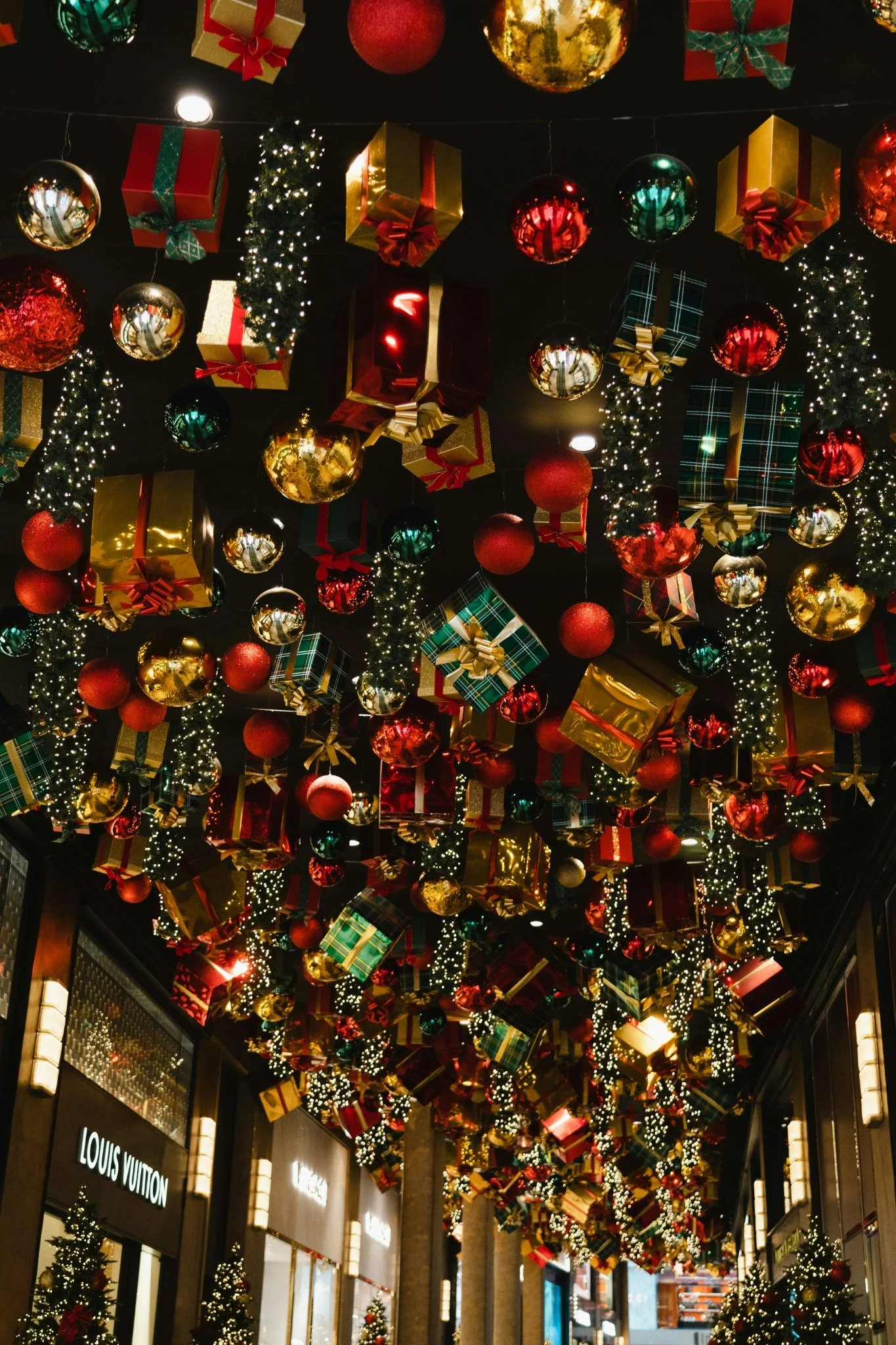 phos-holiday-inspiration-suspended-gifts-ornaments.jpg