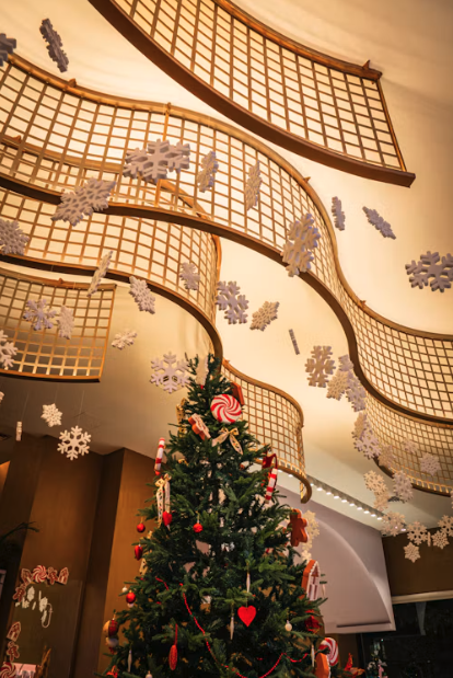 phos-holiday-inspiration-suspended-snowflakes-tree.png