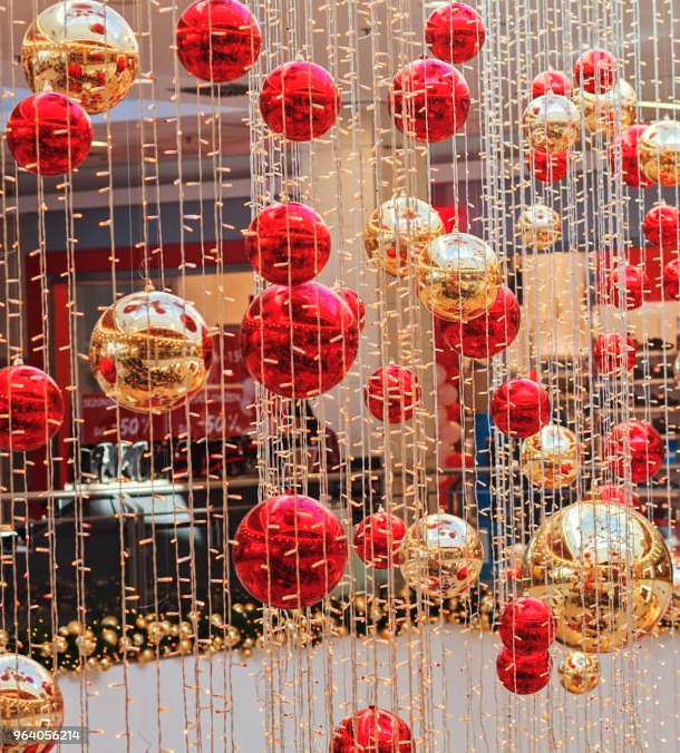 phos-holiday-inspiration-red-gold-ornament-curtain.png