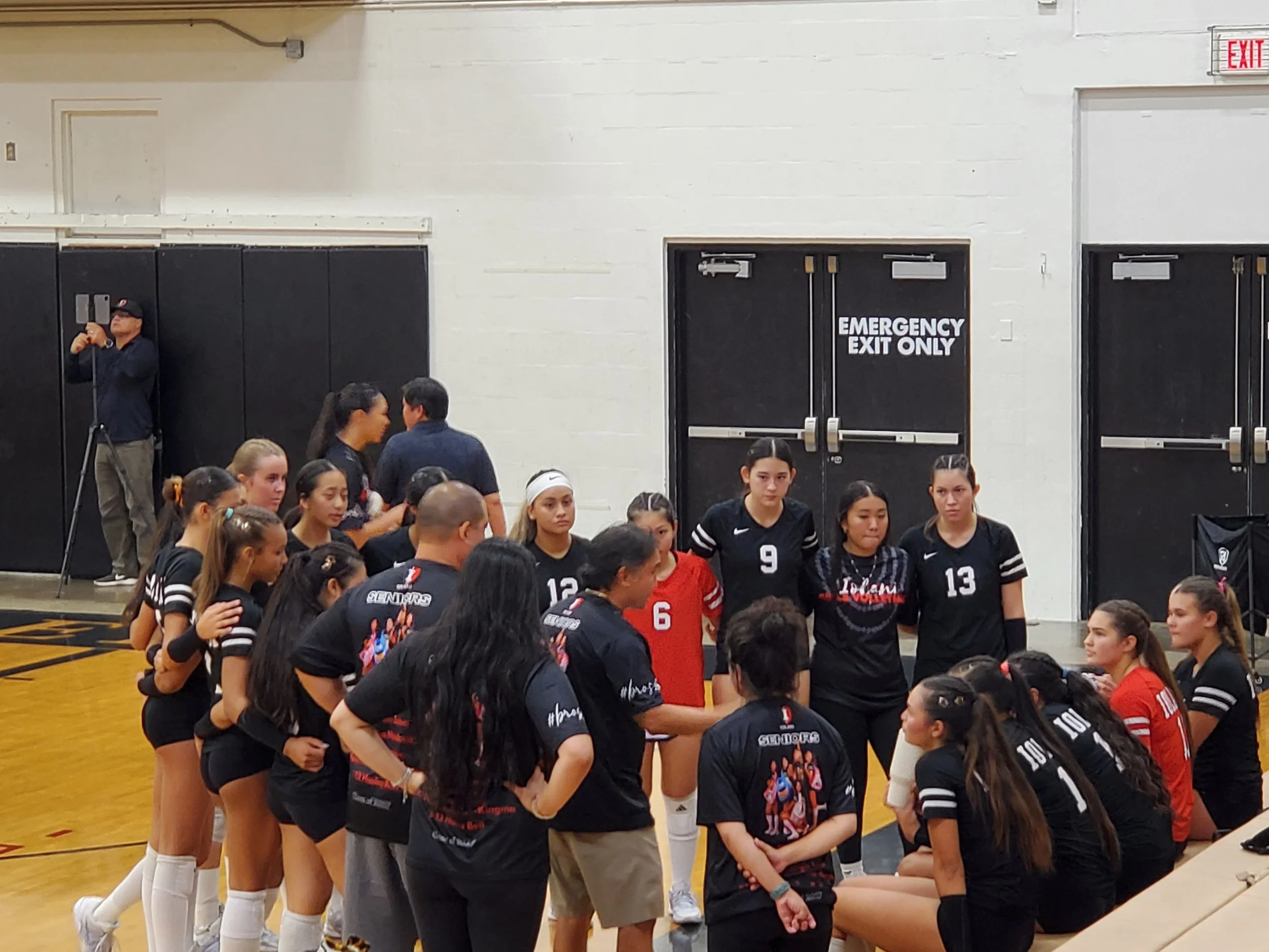 Iolani Huddle (Set 2).jpg