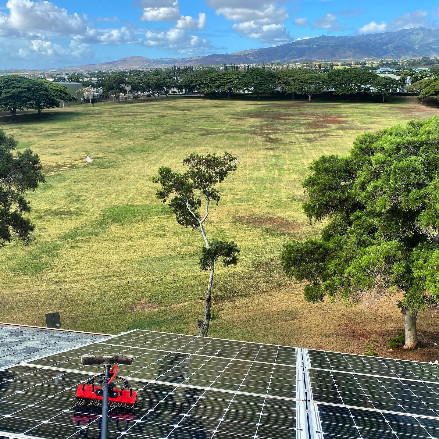 Check out that view! #workperks 🤙
.
.
.
#pacificspraywash #pressurewashing #powerwashing #roofcleaning #housewashing #solarpanelcleaning #solarpanels #renewableenergy #oahu #honolulu #waikele #kailua #kaneohe #waimanalo #koolau #luckywelivehawaii #b