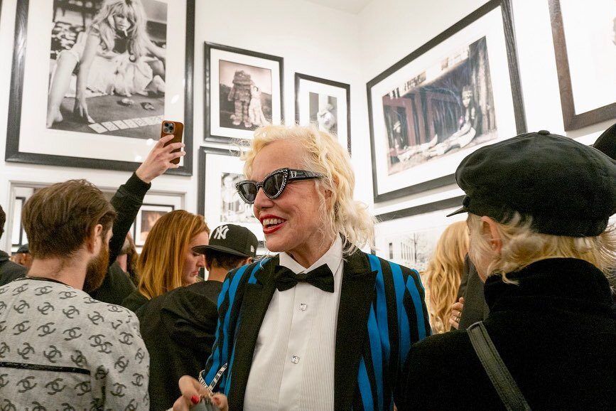 @ellenvonunwerth and guests gathered to celebrate the opening of her new exhibition Bombshell @faheykleingallery 

It was a big crowd! 🥂📸🎉

#ellevonunwerth #faheykleingallery #losangelesartgallery #artphotography #hollywooddreams
