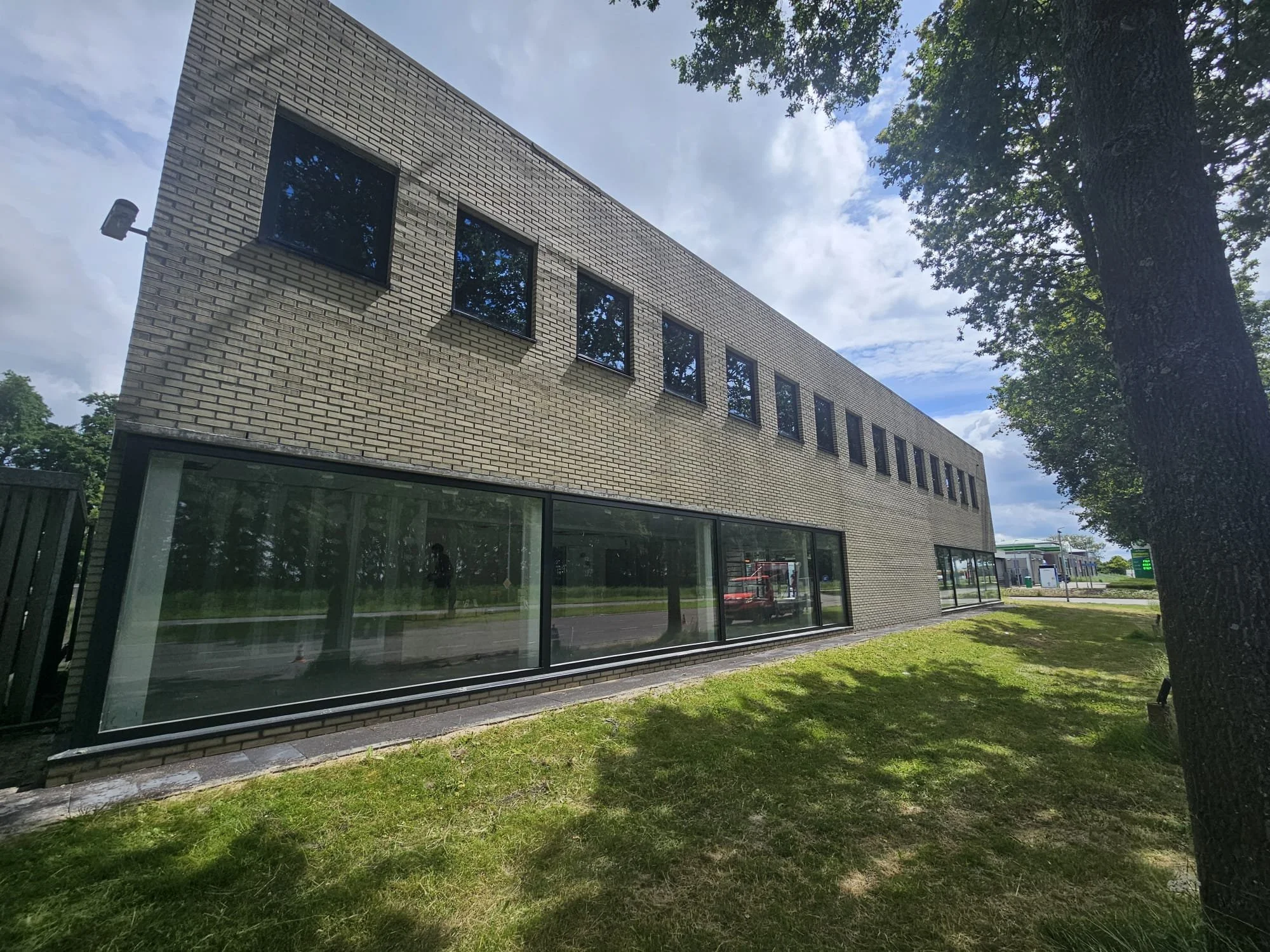 Modernisering van een Zakelijk Pand in Lelystad met Avery Facade Folie