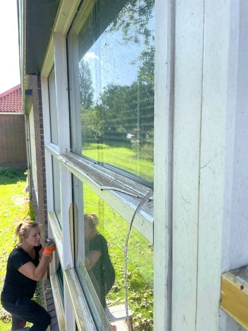 kozijnfolie wat loslaat op een kunststof kozijn