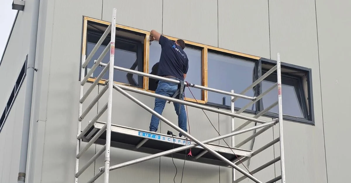 Kunststof kozijnen renoveren met kozijnfolie: zo werkt het stap voor stap