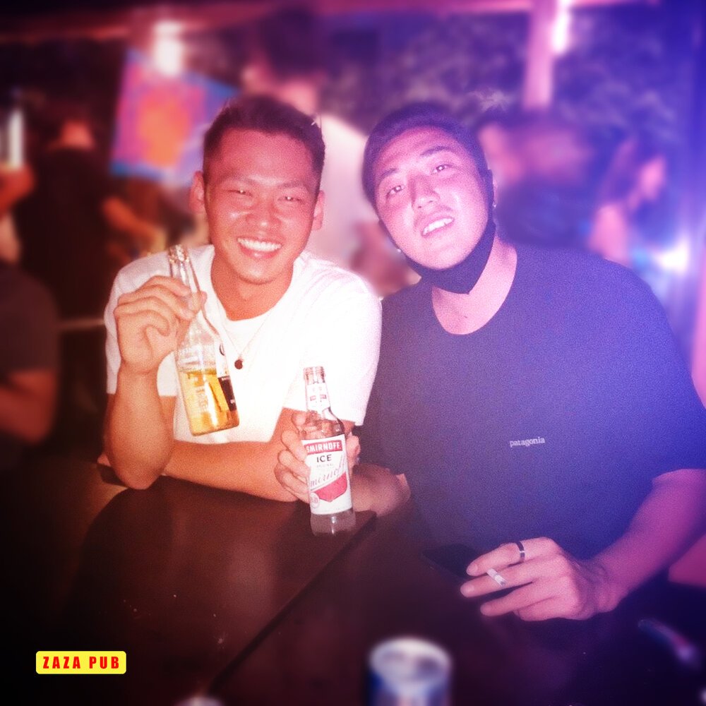 2+men+dtinking+corona.jpg