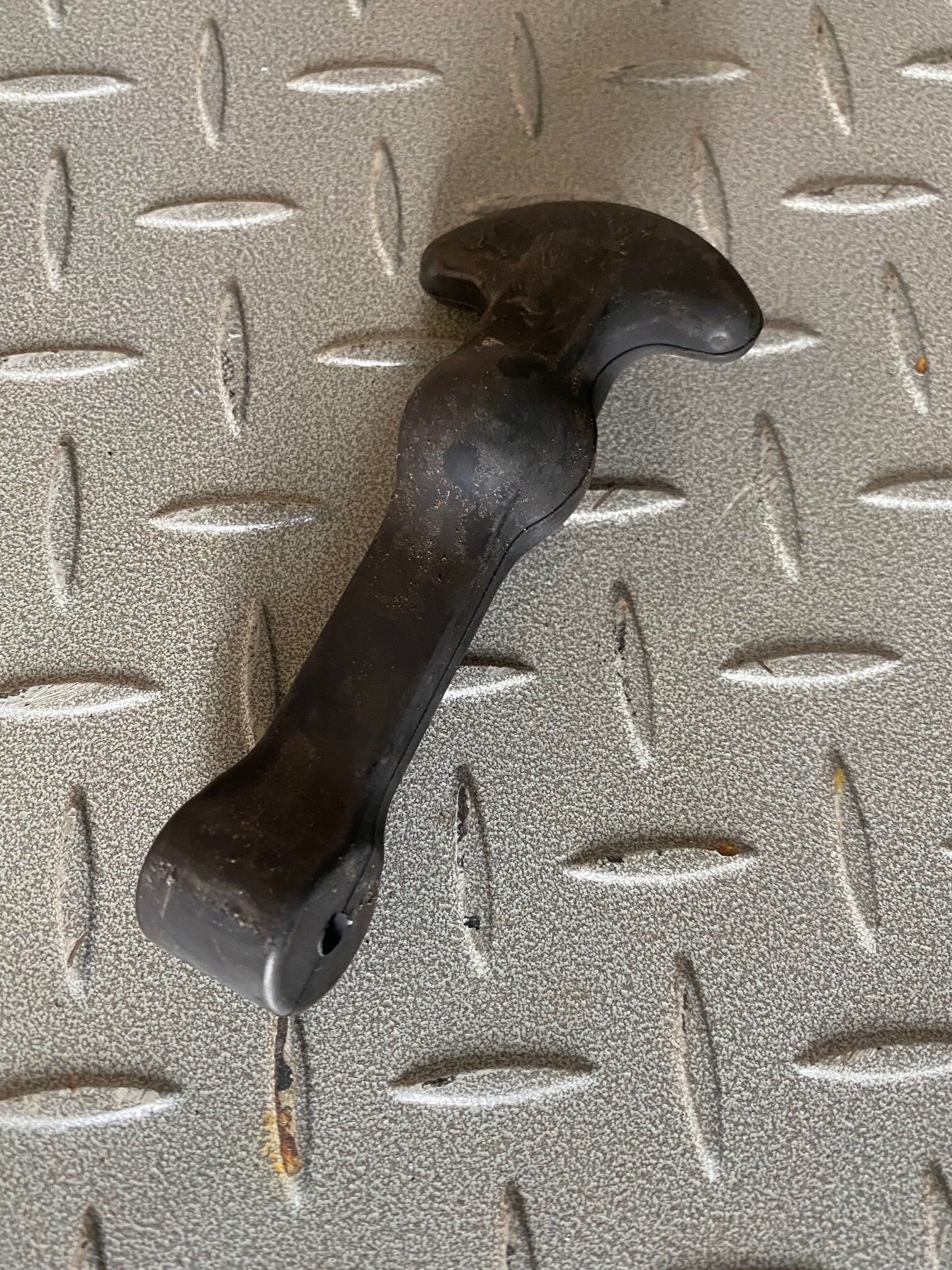 9M3835 - LATCH AS, HOOD - $4.00+GST